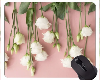 Подложка за мишка игри, край който прошиты бяла роза цвете